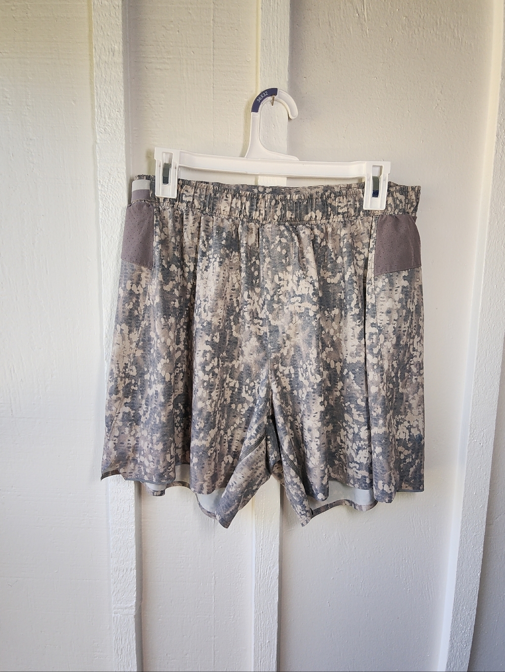 Lululemon Men's 6" Gray Patterned Athletic Shorts Size XL